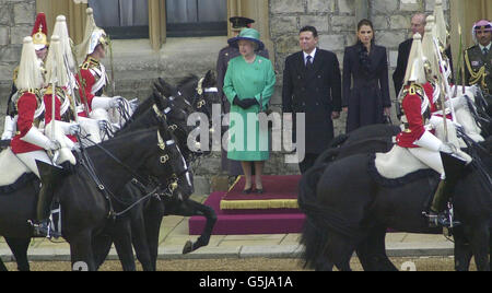 (Von links nach rechts) die britische Königin Elizabeth II. Und Jordaniens König Abdullah II. Mit der Königin von Jordanien und dem Herzog von Edinbugh beobachten Sie einen vormarsch der Garde am Schloss Windsor, London, am Beginn eines Staatsbesuches des Königs in England. Stockfoto