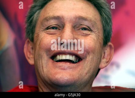 David Waite, der Cheftrainer der britischen Rugby-Liga, spricht auf einer Pressekonferenz im Marriott Hotel in Manchester an dem Tag, an dem das australische Tourenteam zu einer Testserie mit drei Spielen am Flughafen von Manchester eintraf. * .... Der erste Test wird in Huddersfield gespielt, gefolgt von weiteren Spielen in Bolton und Wigan. Stockfoto
