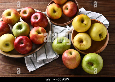 Stillleben mit hohen Winkel eine Gruppe von frisch gepflückten Sorten von Äpfel, Fuji, Golden Delicious, Braeburn, Granny Smith und Gala. Stockfoto