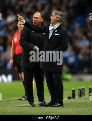 Fußball - Barclays Premier League - Manchester City / Swansea City - Etihad Stadium. Manchester Citys Manager Roberto Mancini (rechts) und der erste Teamtrainer David Platt an der Touchline. Stockfoto