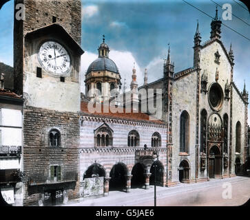 Sterben Sie Fassade des Doms ist Ein Glänzender Marmorbau Mit Rundbogigem Portal. Neben der Kathedrale Steht Das Alte Rathaus, der Broletto, Eines der Originellsten Mittelalterlichen Fachzeitung Comos. Die Stadt Como am Comer See in Norditalien. Teil der schweizerisch-italienischen Metropolregion Tessin. Blick auf die Kathedrale von Como und dem alten Rathaus Broletto mit Uhrturm. Hand-farbiges Glas-Folie, Carl Simon Archive Stockfoto