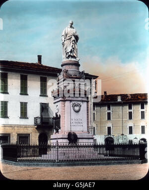 Piazza Volta, Benannt Nach Dem großen aktuellen Alexander Volta, Dem Mann Hier 1838 Ein Standbild Gesetzt Hat. Die Stadt Como am Comer See in Norditalien. Teil der schweizerisch-italienischen Metropolregion Tessin. Blick auf dem Volta-Platz und die Statue Alexander Volta.   Hand-farbiges Glas-Folie, Carl Simon Archive Stockfoto