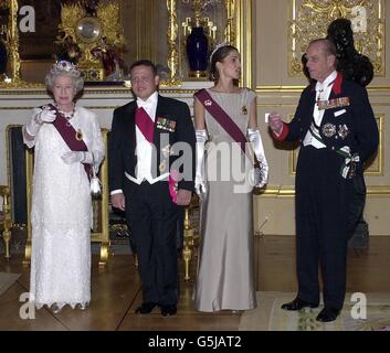 Die britische Königin Elizabeth II (links) mit König Abdullah und Königin Rania von Jordanien und dem Herzog von Edinburgh posieren für Fotografen, bevor sie an einem Staatsbankett im Schloss Windsor teilnehmen. Stockfoto