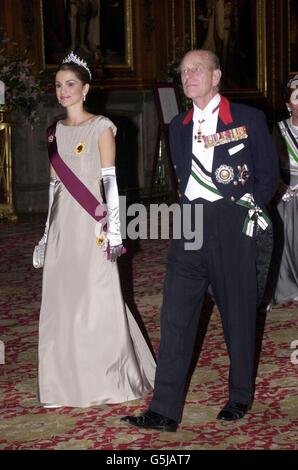 Königin Rania von Jordanien und der Herzog von Edinburgh gehen zum Staatsbankett im Schloss Windsor. Stockfoto