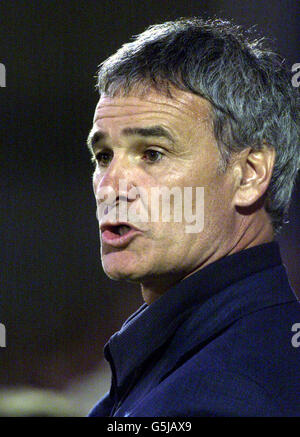 Chelseas Manager Claudio Ranieri sieht in Friendly von der Seitenlinie gegen leyton Orient an der Brisbane Road, London. Foto Tom Hevezi.. Stockfoto