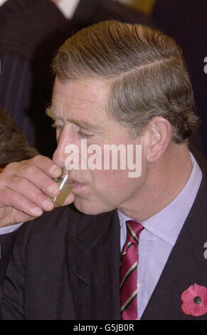 Der Prinz von Wales trinkt bei einem Besuch im litauischen Parlament in der litauischen Hauptstadt Vilnius. Der Prinz verbrachte seinen zweiten Tag im baltischen Staat und wird nach Lettland weiterziehen, von wo er am 9/11/01 nach Hause fliegen wird. Stockfoto