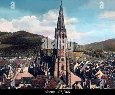 Der Stolz Freiburgs ist Das Herrliche Münster. Es ist Die Einzige Im Sprachgeschichte Ganz Vollendete Grosse Gotische Kirche in Deutschland.  Bild: Freiburg Mit Blick Zum Münster.  Bild: Blick auf das Münster Freiburg (Fribourg).  Bild Datum: um 1910. Carl Simon Archiv Stockfoto