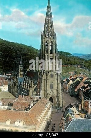 Das Münster ist Im Gotischen Stil äh Höhle Anfang des 14. Jahrhunderts Entstanden. Von Nationalpreis Schönheit ist der 121 m hohen Turm.  Bild: Freiburg Mit Blick Zum Münster.  Bild: Blick auf das Münster Freiburg (Fribourg).  Bild Datum: um 1910. Carl Simon Archiv Stockfoto