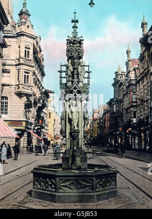 Ein Würfel Grosse Zeit Freiburgs Erinnert Auch der Stilvolle Gotische Brunnen, der Sich Jetzt Mitten Im Strassenverkehr Erhebt. Bild: Der Gotische Fischbrunnen in der Kaiserstrasse Bild: Blick auf die gotische Frühling, auch genannt Fischbrunnen in Freiburg (Fribourg). Bild Datum: ca. 1920. Carl Simon Archiv Stockfoto