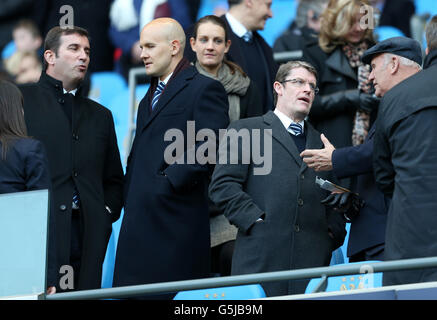 Der ehemalige Fußballadministrator von Manchester City Brian Marwood (zweite rechte Seite) beobachtet von den Tribünen neben Hauptgeschäftsführer Ferran Soriano (ganz links) Stockfoto