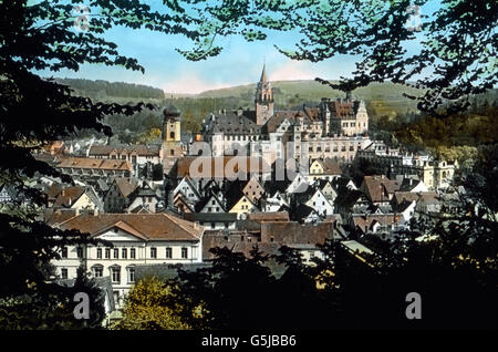 Sigmaringen ist die Hauptstadt des Kleinsten Preussischen Regierungsbezirks Gleichen Namens. Bild: Der Residenzort Sigmaringen in der Schwäbischen Alb.  Bild: Sigmaringen, Preußen Provinz Hohenzollern, umgeben von bewaldeten Hügeln im Süden der Schwäbischen Alb.  Bild Datum: um 1910. Carl Simon Archiv Stockfoto