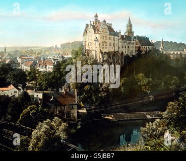 Hoch Über der Stadt, Wie aus Dem Felsen Gewachsen, so Das Schloß Sigmaringen, Reich eine Kunstschätzen aus alter Und Neuer Zeit. Bild: Schloss Sigmaringen in der Schwäbischen Alb.  Bild: Das Schloss Sigmaringen im Süden der Schwäbischen Alb. Die Festung war ein Familiensitz aus dem schwäbischen Hohenzollern.  Bild Datum: um 1910. Carl Simon Archiv Stockfoto