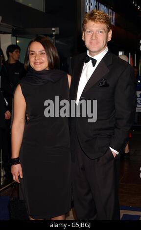 Der Schauspieler und Regisseur Kenneth Branagh und sein neues Mädchenmitglied Lindsay Brunnock kommen zur Weltpremiere von Robert Altmans erstem britischen Film "Gosford Park" am Odeon Leicester Square in London. *...der von Jean Renoirs The Rules of the Game und Agatha Christies Ten Little Indians inspirierte Film eröffnet das 45. Regus London Film Festival. *270503*Es wurde bekannt gegeben, dass Branagh heimlich Freundin Lindsay Brunnock verführt hat. Das Paar Band den Knoten bei einer kleinen, privaten Zeremonie am Wochenende, nach Branaghs Publizist. Stockfoto