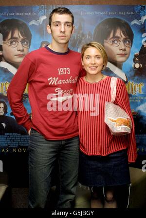 Schauspieler Ralf Little und seine Freundin, TV-Moderatorin Lisa Rogers, kommen zu einer Harry Potter-Promi-Vorvorparty zugunsten des National Council of One Parent Families in den Kensington Roof Gardens in London. Stockfoto