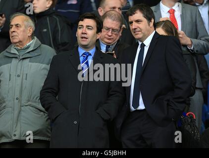 Everton Fan Andy Burnham (zweiter von rechts) und Steve Rotheram (r) MP auf den Tribünen Stockfoto