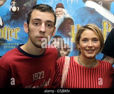 Schauspieler Ralf Little und seine Freundin, TV-Moderatorin Lisa Rogers, kommen zu einer Harry Potter-Promi-Vorvorparty zugunsten des National Council of One Parent Families in den Kensington Roof Gardens in London. Stockfoto