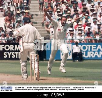 02-JAN-96, Südafrika gegen England - Fünfter Test aus Kapstadt feiert der Südafrikaner Allan Donald das Dickicht des Englands Mike Atherton. Bild von Laurence Griffiths Stockfoto