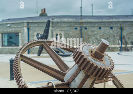 Artefakte im Rathaushof in Caernarfon Castle in Nordwales Stockfoto