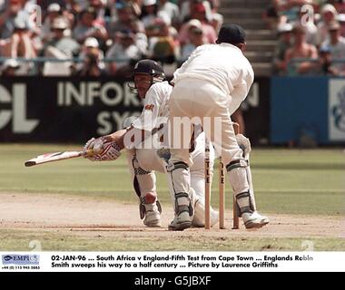 02-JAN-96 ... Südafrika gegen England-Fünfter Test aus Kapstadt ... Englands Robin Smith fegt seinen Weg in ein halbes Jahrhundert ... Bild von Laurence Griffiths Stockfoto