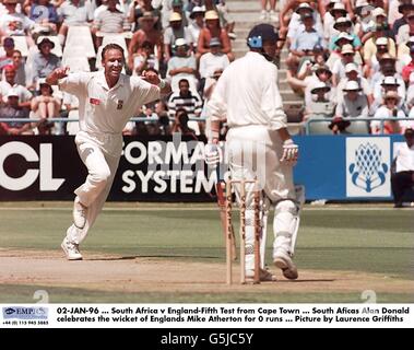 02-JAN-96 ... Südafrika gegen England - Fünfter Test aus Kapstadt ... Südafrikas Allan Donald feiert das Wicket von Englands Mike Atherton für 0 ... Bild von Laurence Griffiths Stockfoto