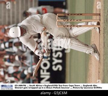 02-JAN-96. Südafrika gegen England - Fünfter Test aus Kapstadt. Englands Alec Stewart wird in einen Shaun Pollock Türsteher eingewickelt. Bild von Laurence Griffiths Stockfoto