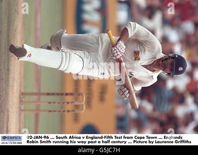 02-JAN-96 ... Südafrika gegen England-Fünfter Test aus Kapstadt ... Englands Robin Smith läuft seinen Weg nach einem halben Jahrhundert ... Bild von Laurence Griffiths Stockfoto