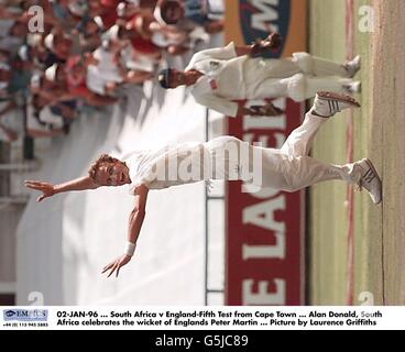 02-JAN-96, Südafrika gegen England - Fünfter Test aus Kapstadt, Allan Donald, Südafrika feiert das Dickicht von Englands Peter Martin, Bild von Laurence Griffiths Stockfoto