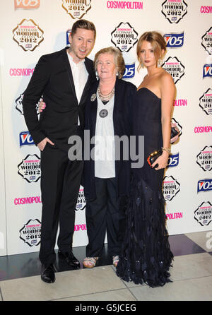 Professor Green (links) seine Großmutter, Patricia (Mitte) und Millie Mackintosh (rechts) kommen bei den Cosmopolitan Ultimate Women of the Year Awards an, im Victoria and Albert Museum in Kensington, London. Stockfoto