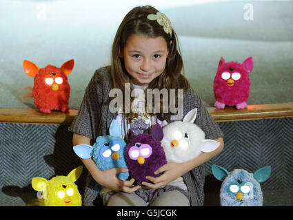 Ein Kind posiert mit Furby-Spielzeug auf der Ausstellung Dream Toys der Toy Retailers Association in der St. Mary's Church, Wyndham Place, London. Stockfoto