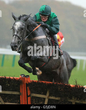 Pferderennen - Haydock Races. MA Filleule von David Bass springt als Letzter zum Sieg beim Hürdenlauf der bet365-Anfänger Stockfoto