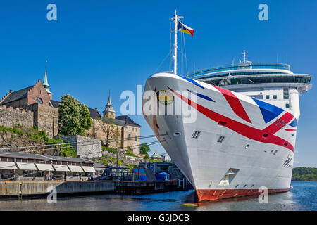 Kreuzfahrtschiff vor Anker, neben dem Schloss Oslo Norwegen Stockfoto