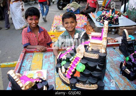 Kleine Kinder aus Indien begeistert, traditionelle Tonspielsachen für Diwali-fest zu kaufen. Stockfoto