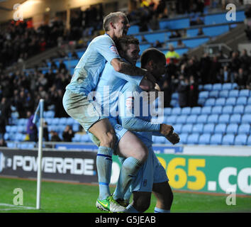 Soccer - npower Football League One - Coventry City / Crawley Town - Ricoh Arena. David McGoldrick von Coventry City (rechts) feiert den dritten Treffer mit John Fleck (Mitte) und Carl Baker (links) Stockfoto