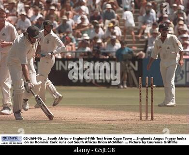 03-JAN-96. Südafrika gegen England - Fünfter Test aus Kapstadt. Englands Angus Fraser sieht zu, wie Dominic Cork Südafrikas Brian McMillan rennt. Bild von Laurence Griffiths Stockfoto