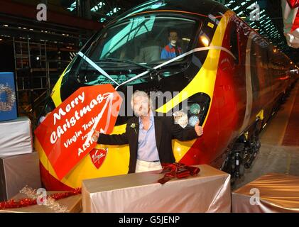 Virgin Trains Chef Sir Richard Branson nimmt bei einer Zeremonie in Birmingham den ersten seiner fertig gebauten Pendolino-Kippzüge in Midlands in Empfang, doch die Passagiere müssen noch ein Jahr warten, bis die Züge mit einer Geschwindigkeit von 125 km/h auf der West Coast-Bahnlinie fahren. * wegen der Eisenbahnkrise. Stockfoto