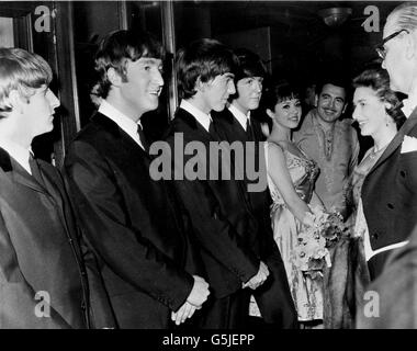 Prinzessin Margaret (2nd R) trifft Popgruppe The Beatles bei der Royal Variety Performance 1963 im Prince of Wales Theatre. * 09/02/02 Margaret ist heute Morgen friedlich im Alter von 71 Jahren im Schlaf gestorben, teilte Buckingham Palace mit. In einer Erklärung sagte der Palast, dass die Prinzessin um 6.30 Uhr im King Edward VII Hospital in London starb. Stockfoto