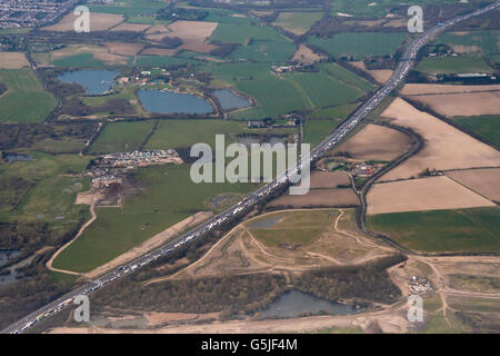 Horizontale Luftaufnahme von einem Stau auf der southbound Fahrbahn von der M25 in Essex. Stockfoto