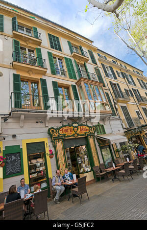 Vertikale Straßenansicht in Palma de Mallorca. Stockfoto