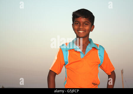 Ein Portrait eines armen indischen Dorf jungen in der Natur. Stockfoto