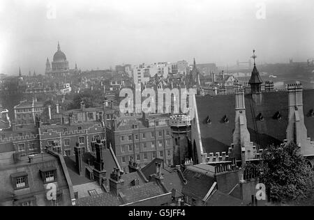 Eine Ansicht von London mit dem Middle Temple im Vordergrund, mit der St Paul's Cathedral, die vom Dach des Embankment Building aus die Stadt überblickt. Das weiße Zentralgebäude ist das Unilever House, während die Tower Bridge auf der rechten Seite zu sehen ist. Stockfoto