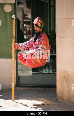 Vertikale Porträt des schwebenden Straßenkünstler in Palma de Mallorca. Stockfoto