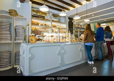 Horizontale Innenansicht des Kunden darauf warten, um in einer Bäckerei in Palma de Mallorca bedient zu werden. Stockfoto