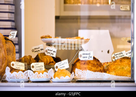 Horizontale Nahaufnahme von Gebäck und Kuchen in einer Bäckerei in Palma de Mallorca angezeigt. Stockfoto