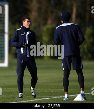 Fußball - UEFA Europa League - Gruppe J - Tottenham Hotspur gegen Maribor - Tottenham Hotspur Trainings- und Pressekonferenz - Enfie.... Gareth Bale von Tottenham Hotspur spricht mit Tom Huddlestone während einer Trainingseinheit im Enfield Training Center, London. Stockfoto