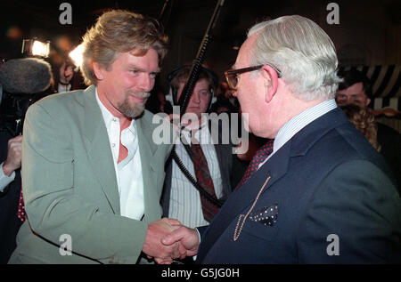 Virgin Atlantic-Chef Richard Branson (L) schüttelt sich bei den Airline of the Year Awards 1993 in London die Hände mit dem British Airways-Chef Lord King. Virgin wurde zum dritten Mal zur Top Airline der Welt gewählt. Stockfoto