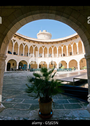 Vertikale Blick auf den zentralen Innenhof Schloss Bellver in Palma Stockfoto