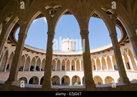 Horizontalen Blick auf den zentralen Innenhof Schloss Bellver in Palma Stockfoto