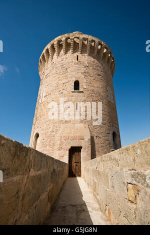 Vertikale Ansicht des Bergfrieds Schloss Bellver in Palma de Mallorca. Stockfoto
