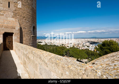 Horizontale Ansicht vom Bergfried auf Burg von Bellver in Palma de Mallorca aus. Stockfoto