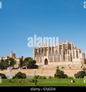 Horizontale street View von der Kathedrale von Santa Maria von Palma, auch bekannt als La Seu auf Mallorca. Stockfoto